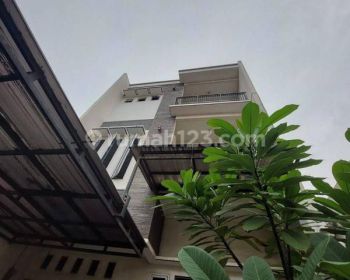 Disewa Rumah 3 Lantai 5kt 5km di Sumagung Kelapa Gading, Jakarta Utara