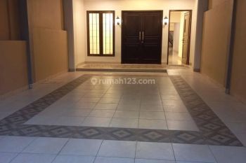 Rumah Dengan 5 Kamar Tidur di Lingkungan Yang Teduh, Menteng Jakarta Pusat