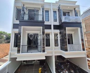 Rumah Baru Bagus 3  lantai SHM dalam cluster di Jagakarsa