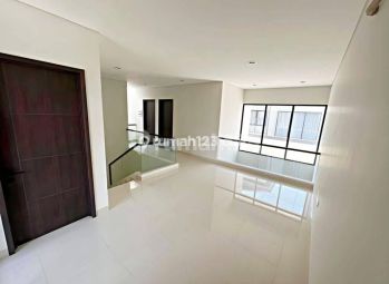 Summarecon Bandung Cluster Emily Premium - Bangunan Bagus Hommy & Halaman Depan