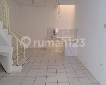 Rumah di Taman palem lestari dekat taman surya citra