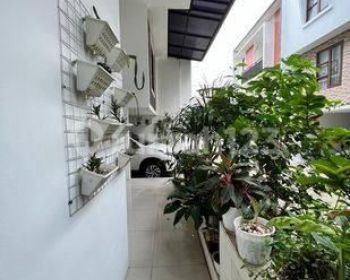 Rumah 2 Lantai Bagus Semi Furnished Sertifikat Hak Milik di Jagakarsa, Jakarta