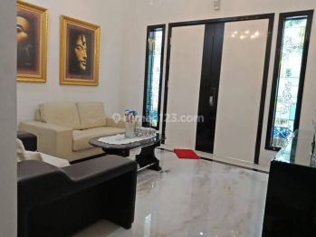 Dijual Cepat Rumah Mewah 4 lantai, Semi Furnished, Siap Huni di Artha Gading