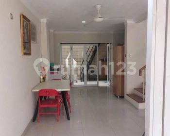 Dijual Cepat, Rumah 3 Lantai, Full Furnished, Bagus      **bu waty