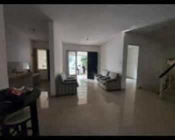 Rumah murah siap huni di pakuwon villa valensia surabaya barat. Semi furnish.