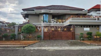DI Jual Rumah Mewah 3 Lt 
Siap Huni di Taman Modern Cakung Jakarta Timur,Nego