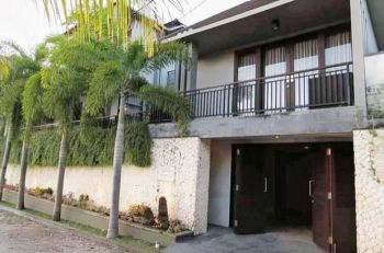 Dijual Villa 4 Bed Room Dekat Pantai Jimbaran Kuta Bali. Lokasi Taman Sakura