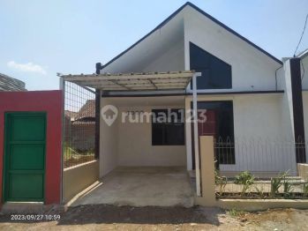 Rumah baru modern model scandinavian pinggir jalan utama