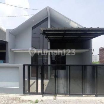 Rumah baru modern model scandinavian pinggir jalan utama
