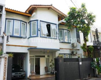 Rumah Mewah Bangunan Kokoh Terawat 2 Lantai