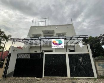 Rumah 3 Lantai Bagus Furnished Sertifikat Hak Milik di Taman Kedoya Baru, Barat