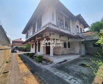Dijual Villa Bangunan Lama 2 Lantai 8 Bedrooms Butuh Renovasi di Kerobokan Bali