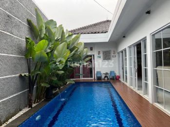 Rumah  ada kolam renang Rapih kamar banyak ciangsana