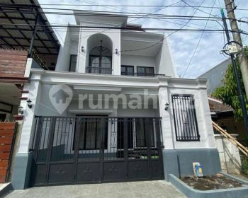 Rumah Baru 2 Lt American Classic Di Komplek Araya, Kota Malang