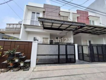 Rumah bagus 4 kamar dekat jalan raya Jatiwaringin Bekasi