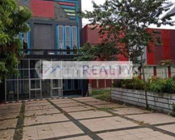 Disewakan Gedung 2 Lantai, Tanah Luas di Mainroad Soekarno hatta