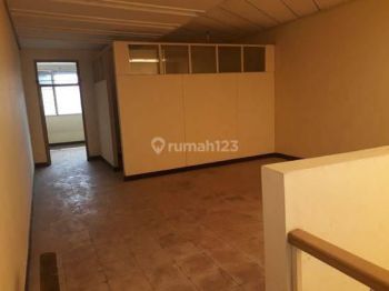 Dijual Turun Harga Ruko 3 Lantai Terawat di Karapitan