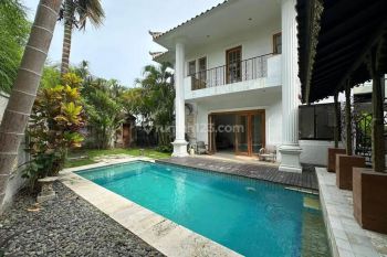 Villa modern classic 2 Lantai di Pererenan badung bali