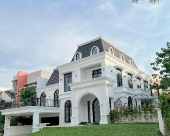 Rumah mewah Kebayorah Height Bintaro Jaya Sektor 7 ada kolam renang