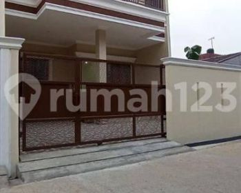 Rumah mewah baru 2 lantai di Kav BNI Jatiasih,Bekasi bebas banjir