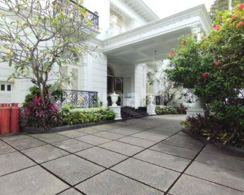 Rumah 2 Lantai Bagus SHM di Senopati, Jakarta Selatan