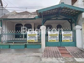 Rumah semi furnish di jalan Ngagel Madya