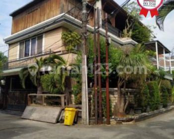 Di Rumah Luas Asri. Jl. Sunter Karya Selatan Vi Blok Ha-7 No. 6-7 Kel. Sunter