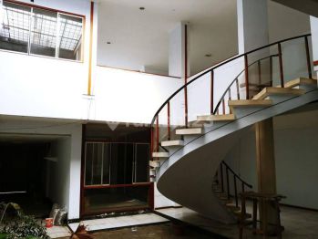 Rumah 2 Lantai Butuh Renovasi minor saja