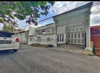 Rumah cantik di dekat simpang lima