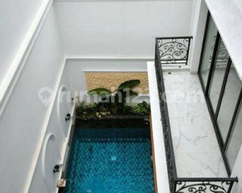Rumah American Classic di Tebet Jakarta Selatan 3 Lantai SHM Bagus