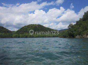 Tanah menempel dengan pantai