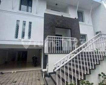 Disewakan Rumah Area Kebayoran Baru Senopati Jakarta Selatan