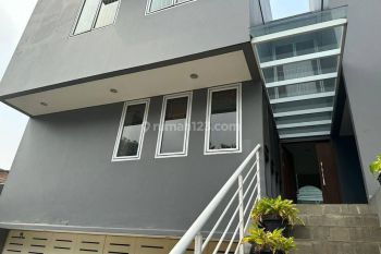 Disewakan Rumah Mewah 2 Lantai Ada Pool Dekat ke SCBD Sudirman