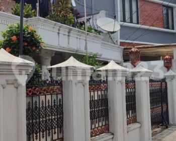 RUMAH TEBET DEPAN TAMAN PARKIR