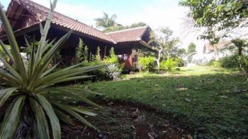Villa dengan tanah luas hadap selatan di goalpara limbangan sukaraja sukabumi