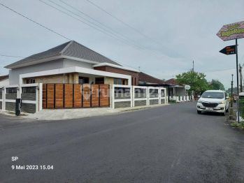 RUMAH BARU MEWAH HOOK ISTIMEWA DENGAN TANAH LUAS TEPI JALAN ASPAL DI KOTAGEDE