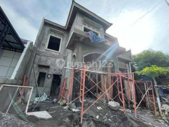 RUMAH MEWAH KLASIK MODERN 2 LANTAI STRATEGIS TEPI JALAN DI NGIPIK BANGUNTAPAN