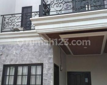 RUMAH KLASIK MODEREN 2 LANTAI TERANYAR DI TAPOS CIMANGGIS
