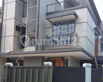 Rumah Mewah Permata Buana, Hook, Jakarta Barat