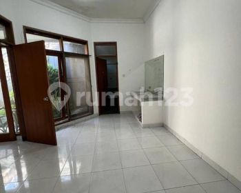 80 Jt Nego Disewakan Rumah Singgasana Luas Tanah 240m2 Lb. 150 M2