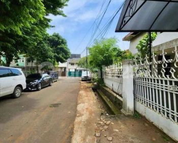 DIJUAL CEPAT RUMAH TUA DI TEBET UTARA DEPAN TAMAN Cocok untuk hunian & kost Row