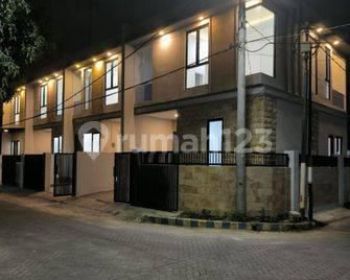 Jual rumah di Simpang Darmo Surabaya! Harga nego