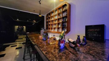 Resto Dan Bar Lokasi Strategis di Kerobokan Seminyak, Bali