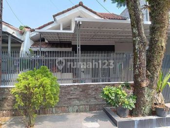 Rumah bersih dan terawat di dlm komplek yg tenang dan aman, one gate system,