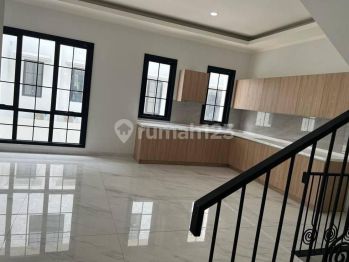 Disewakan ( Brand New ) Rumah Alam Sutera Winona, 3 lantai, Sudah ada AC, kompor