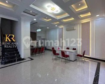 RUMAH BERGAYA AMERICAN CLASSIC DALAM TOWNHOUSE JAGAKARSA