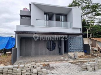 RUMAH MEWAH ELEGAN SIAP HUNI DI SLEMAN JOGJA