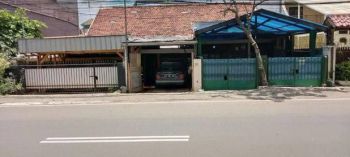 Rumah Pinggir Jalan Raya Jakarta Selatan