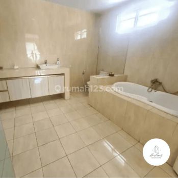 Sewa Rumah Hoek, 3 Lantai, Pik 2, Cluster Danau, Jakarta Utara