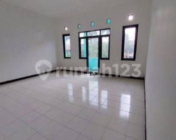 Ruko Bagus Siap Huni 2 Lantai di Taman Kopo Indah 2